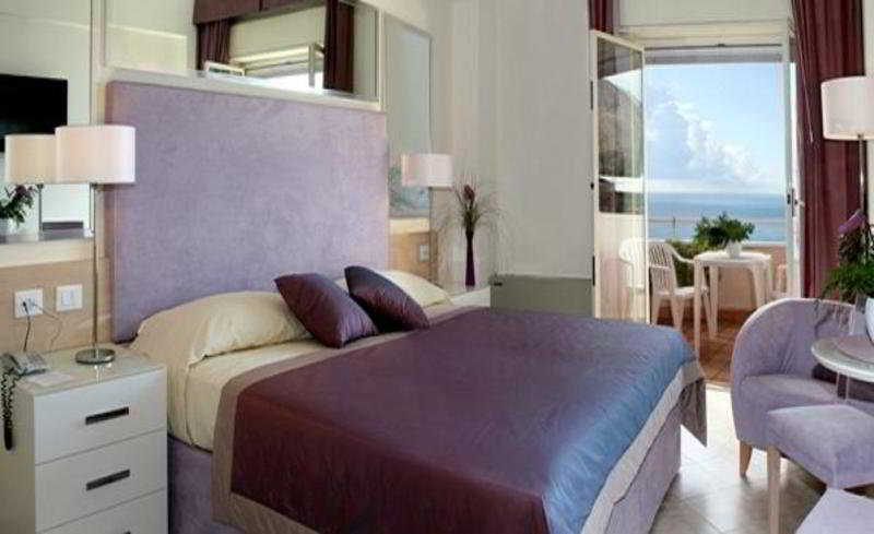 Crystal Sea Hotel Форца-д'Агро Экстерьер фото
